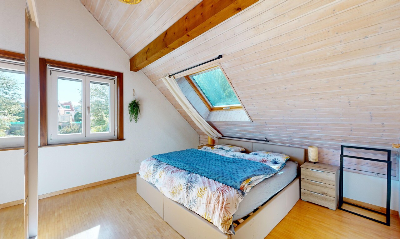 zimmer / schlafzimmer mit dachfenster, holzfußboden, wood finish floor, zusätzliches zimmer, und dachschräge