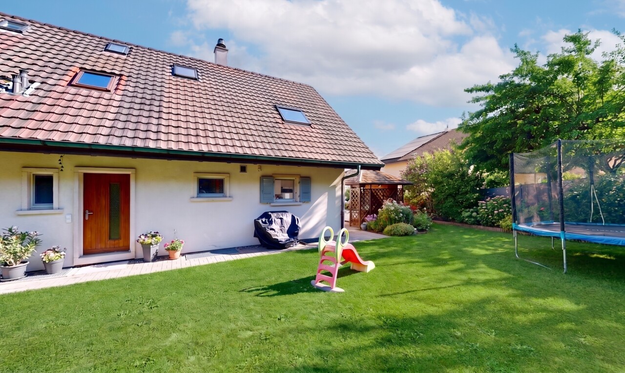 außenansicht mit rasen, from property, trampolin, stuckverkleidung, und schornstein