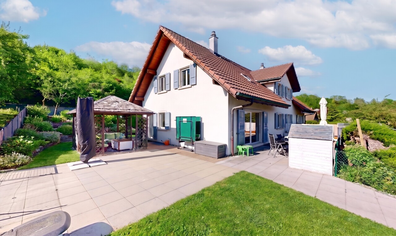 außenansicht mit terrasse, day time, stuckverkleidung, property visible, und pavillon