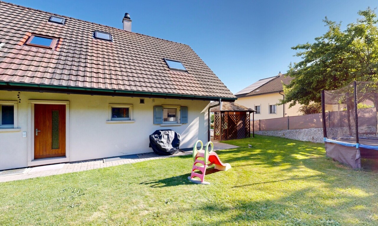 façade avec pelouse, property visible, bardage en stuc, trampoline, et clôture