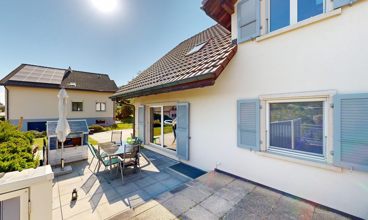 terrasse mit essbereich im freien, property visible, und day time