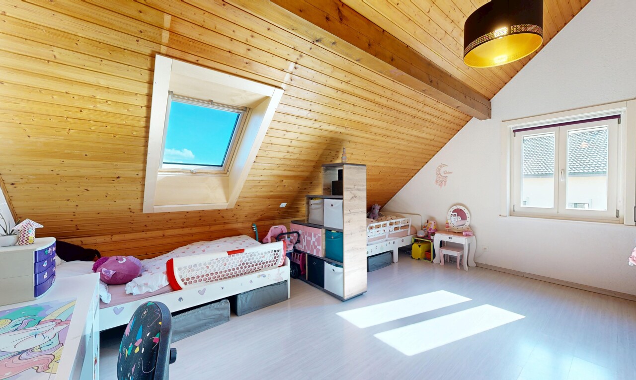 zimmer / schlafzimmer mit zusätzliches zimmer, holzdecke, wood ceiling, balkendecke, und beamed ceiling