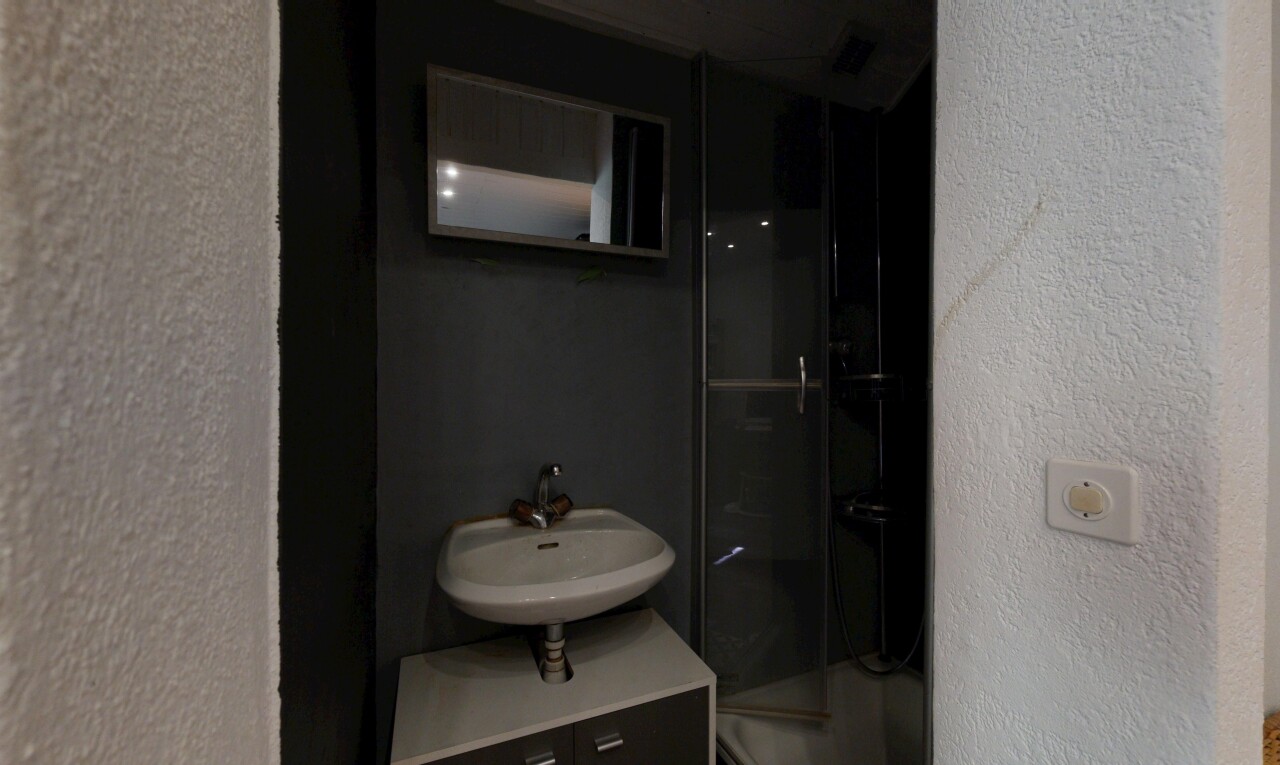 bad mit strukturierte wand, textured wall, dusche, komplettes badezimmer, und waschbecken