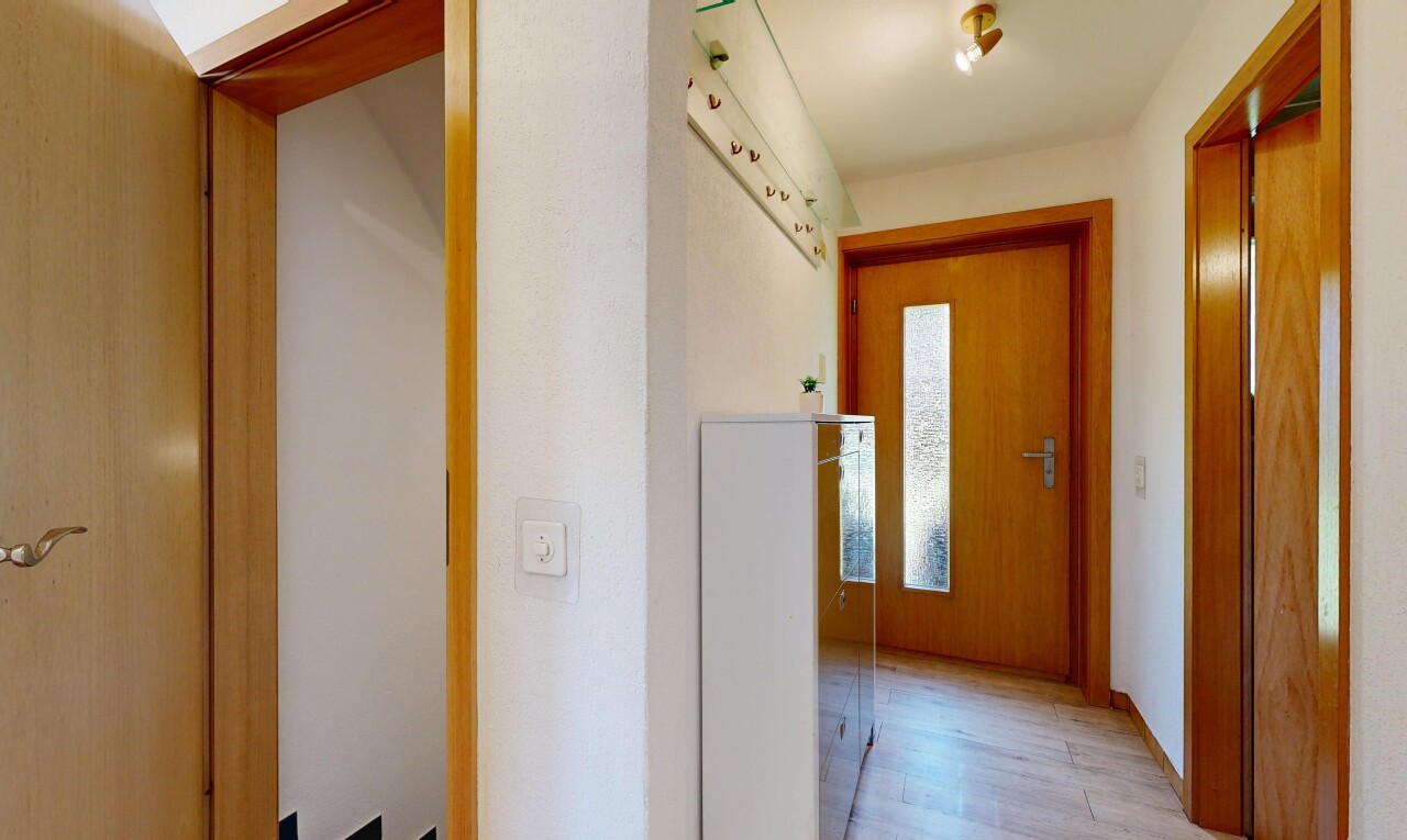 halle / korridor mit inside property, gipskartonwand, drywall, natürliches licht, und natural light