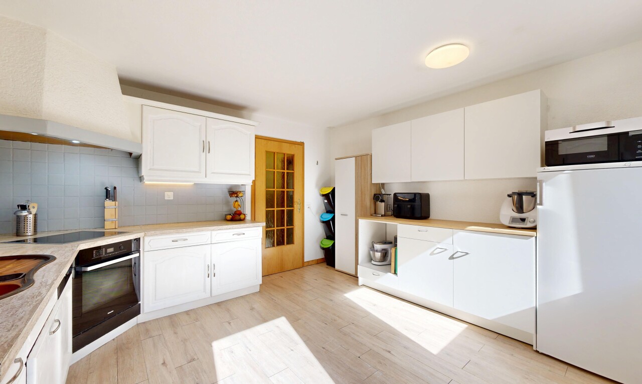 küche mit light floor, ofen, kühlschrank, arbeitsplatten, und light countertops
