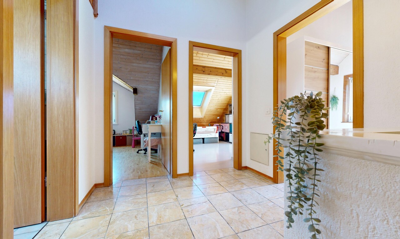 halle / korridor mit inside property, gipskartonwand, drywall, natürliches licht, und natural light