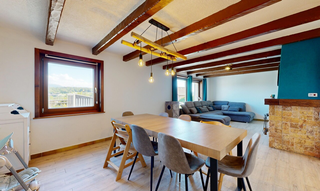 wohn- / esszimmer mit wood finish floor, holzfußboden, beamed ceiling, balkendecke, und drywall