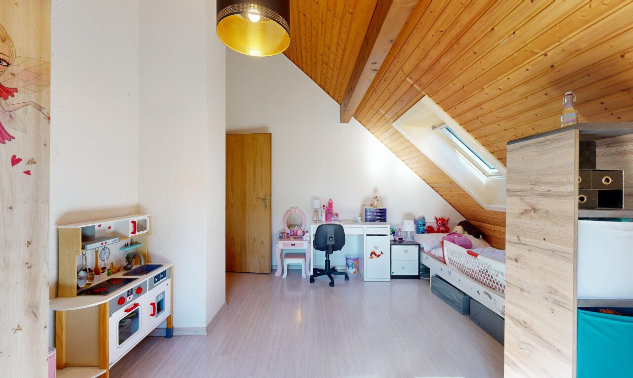 zimmer / schlafzimmer mit dachfenster, wood ceiling, holzdecke, zusätzliches zimmer, und inside property