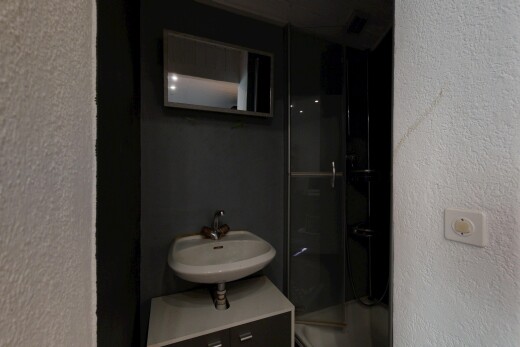 bad mit strukturierte wand, textured wall, dusche, komplettes badezimmer, und waschbecken