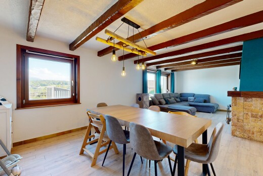 salon / salle à manger avec wood finish floor, sol en finition bois, beamed ceiling, plafond à poutres, et drywall