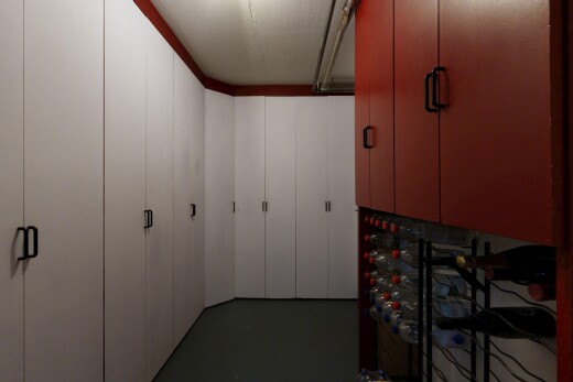 zimmer / schlafzimmer mit inside property und dark floor