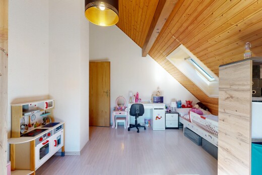 chambre avec puits de lumière, wood ceiling, plafond en bois, pièce supplémentaire, et inside property