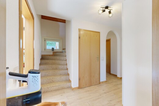 treppe mit treppen, holzfußboden, wood finish floor, gewölbte gehwege, und inside property