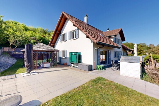 außenansicht mit pavillon, schornstein, day time, property visible, und stuckverkleidung