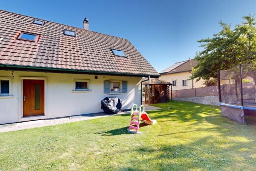 außenansicht mit rasen, property visible, stuckverkleidung, trampolin, und zaun