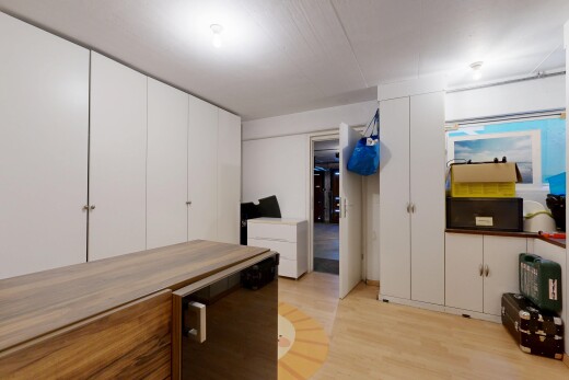 chambre avec light floor, inside property, sol en finition bois, et wood finish floor