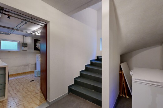treppe mit chest freezer, natürliches licht, natural light, treppen, und inside community