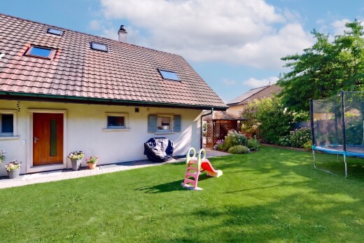 façade avec pelouse, from property, trampoline, bardage en stuc, et cheminée