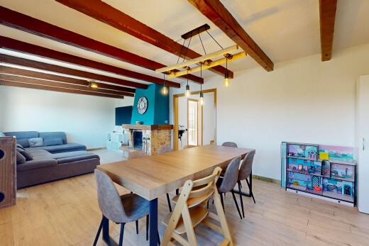 salon / salle à manger avec cheminée, inside property, plafond à poutres, beamed ceiling, et cloison sèche