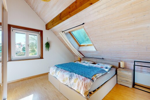 zimmer / schlafzimmer mit dachfenster, holzfußboden, wood finish floor, zusätzliches zimmer, und dachschräge