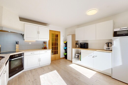 cuisine avec light floor, four, réfrigérateur, plans de travail, et light countertops