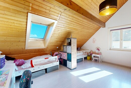 chambre avec pièce supplémentaire, plafond en bois, wood ceiling, plafond à poutres, et beamed ceiling