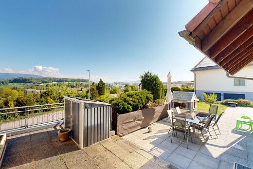 terrasse avec from property, coin repas extérieur, terrasse, et day time