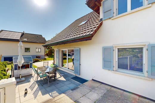 terrasse avec coin repas extérieur, property visible, et day time