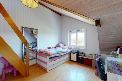 chambre avec vaulted ceiling, plafond voûté, wood ceiling, plafond en bois, et light floor