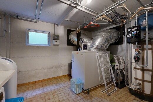 wäschekammer mit natürliches licht, natural light, inside community, garage, und light floor