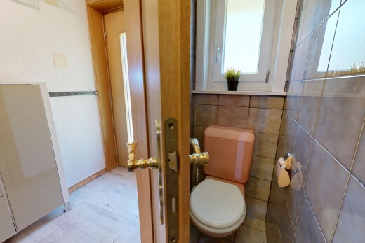 bad mit toilette, inside property, tile wall, fliesenwand, und natural light