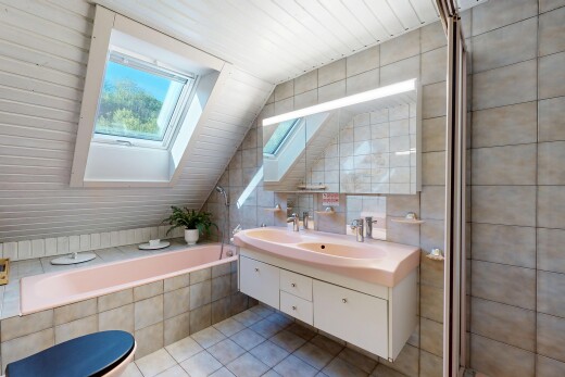salle de bains avec double vasque, salle de bain complète, inside property, tile floor, et sol en carrelage