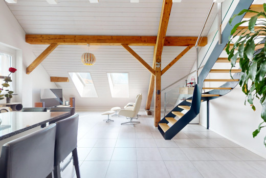 wohn- / esszimmer mit dachschräge, balkendecke, und dachfenster