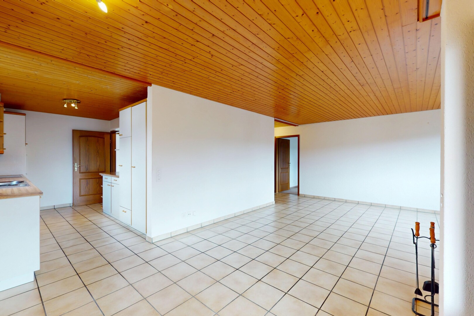 cuisine avec wood ceiling, plafond en bois, inside property, plans de travail, et drywall