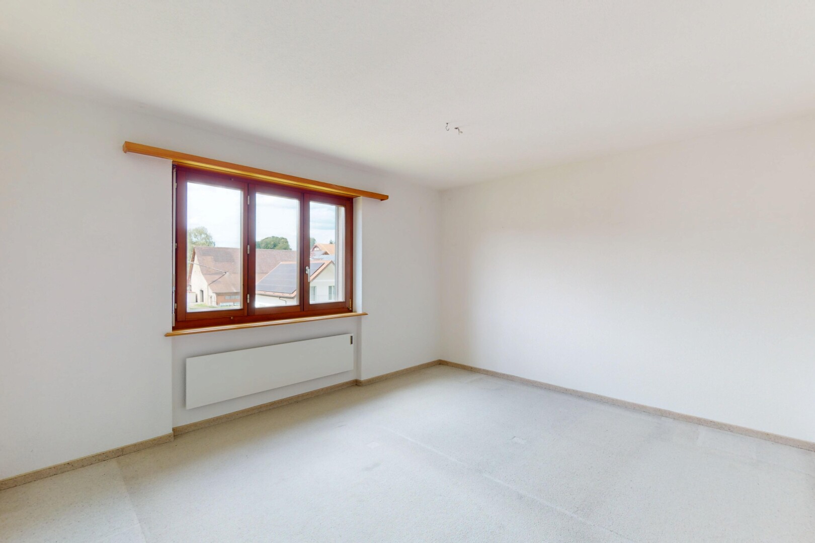 pièce vide avec radiateur, natural light, lumière naturelle, inside property, et baseboards wall