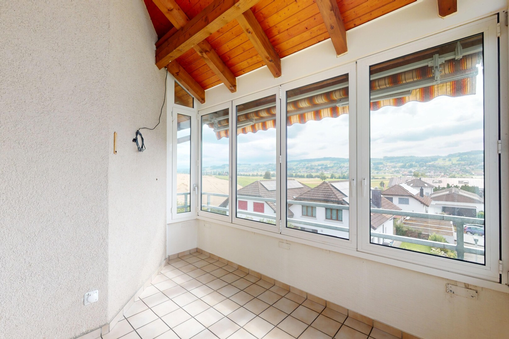 pièce vide avec inside property, beamed ceiling, plafond à poutres, natural light, et lumière naturelle