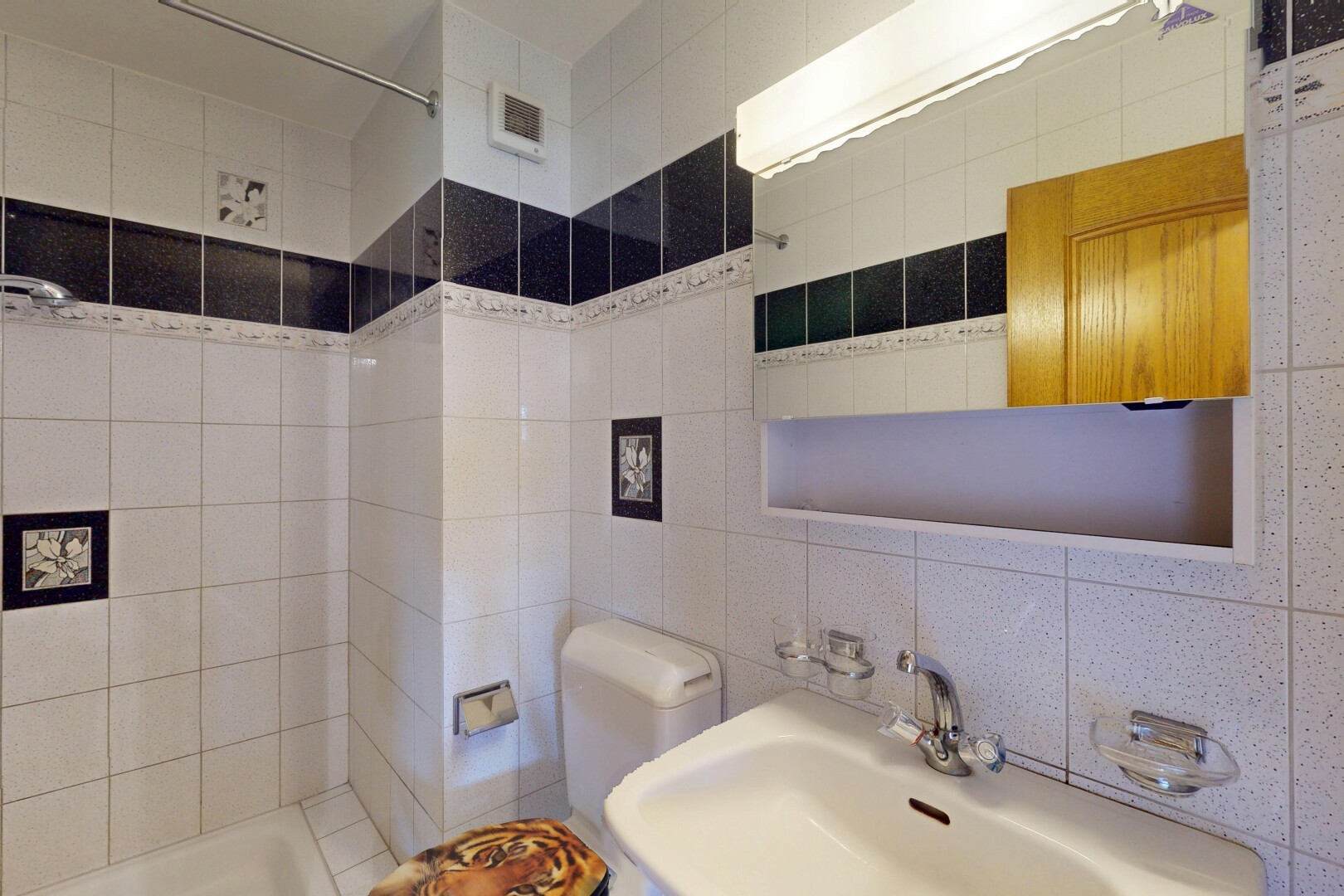 salle de bains avec tile wall, mur en carrelage, évier, salle de bain complète, et douche