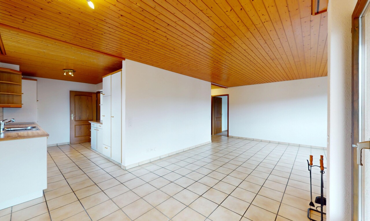 cuisine avec wood ceiling, plafond en bois, inside property, plans de travail, et drywall
