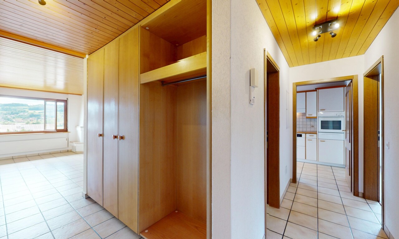 couloir avec wood ceiling, plafond en bois, tile floor, sol en carrelage, et natural light