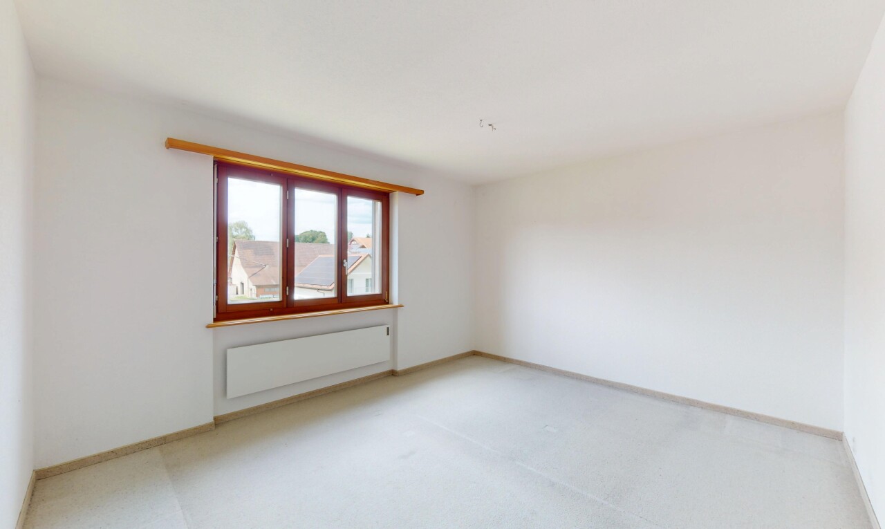 pièce vide avec radiateur, natural light, lumière naturelle, inside property, et baseboards wall