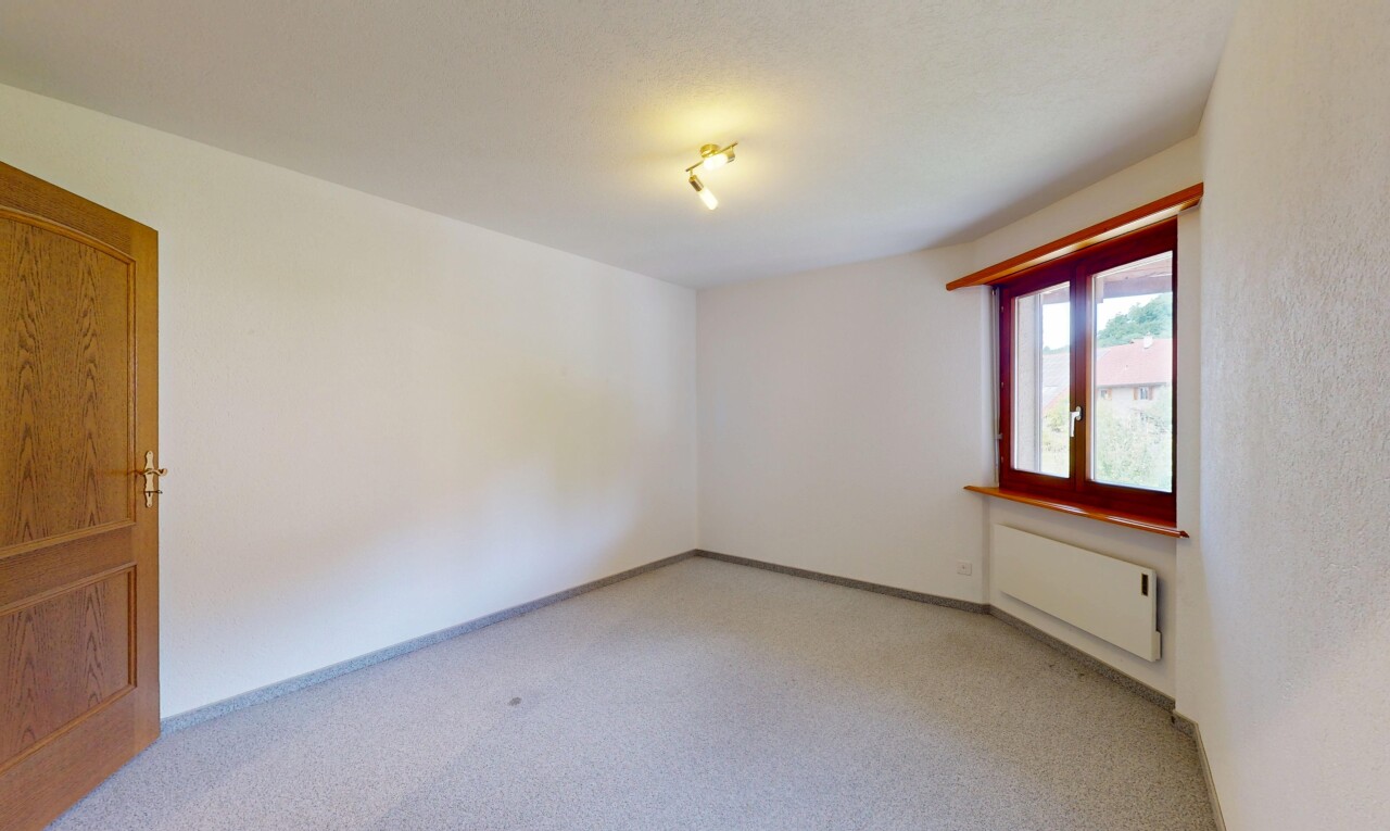 pièce vide avec inside property, natural light, lumière naturelle, radiateur, et carpet