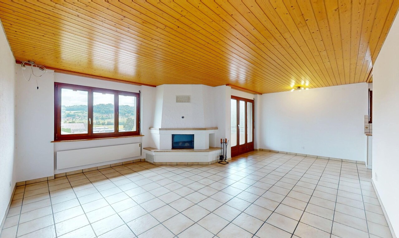 salon avec natural light, lumière naturelle, wood ceiling, plafond en bois, et inside property