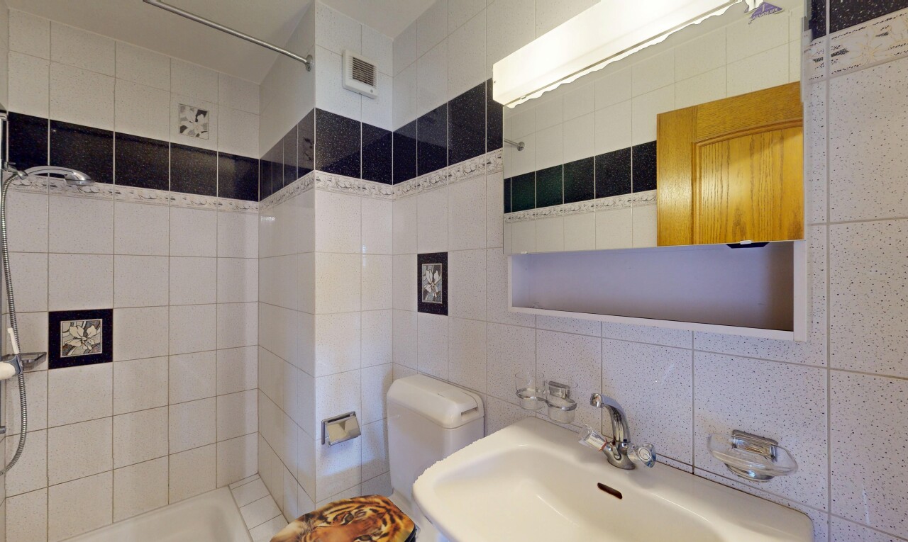 salle de bains avec tile wall, mur en carrelage, évier, salle de bain complète, et douche