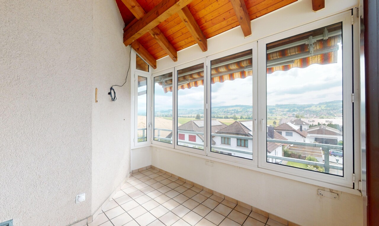 pièce vide avec inside property, beamed ceiling, plafond à poutres, natural light, et lumière naturelle