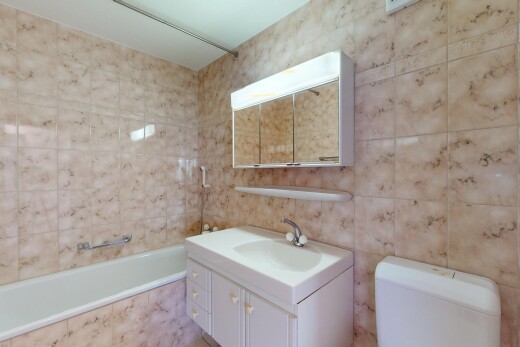 salle de bains avec tile tub, tile wall, mur en carrelage, inside property, et miroir