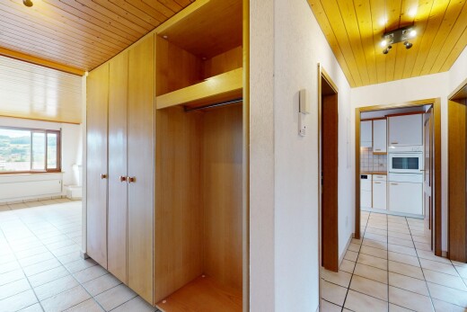 couloir avec wood ceiling, plafond en bois, tile floor, sol en carrelage, et natural light