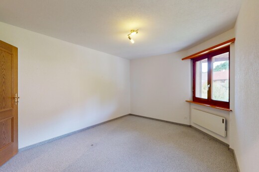 pièce vide avec inside property, natural light, lumière naturelle, radiateur, et carpet