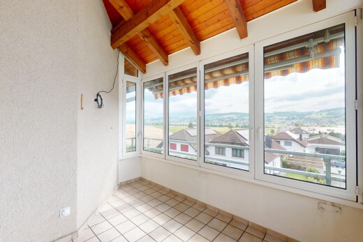 pièce vide avec inside property, beamed ceiling, plafond à poutres, natural light, et lumière naturelle