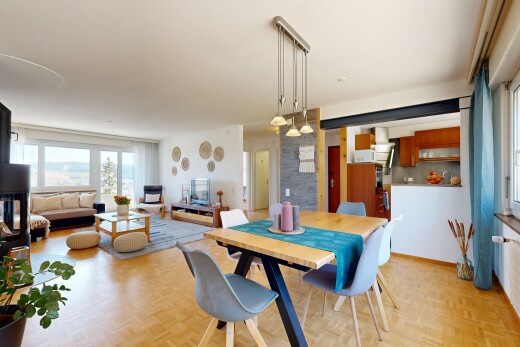 wohn- / esszimmer mit gipskartonwand, fernseher, und natürliches licht