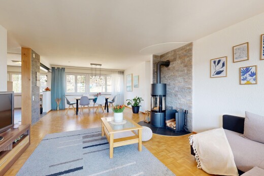 wohn- / esszimmer mit gipskartonwand, holzofen, fernseher, und natürliches licht